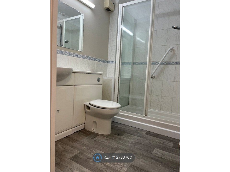Property photo 2 of 11 Bathroom