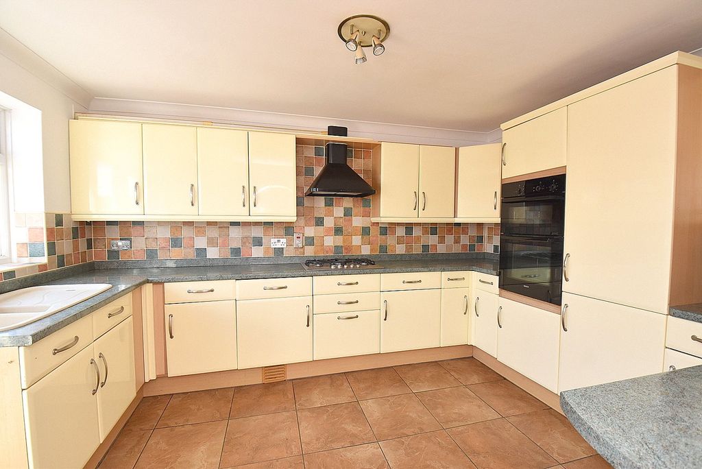 Property photo 3 of 18 Kitchen