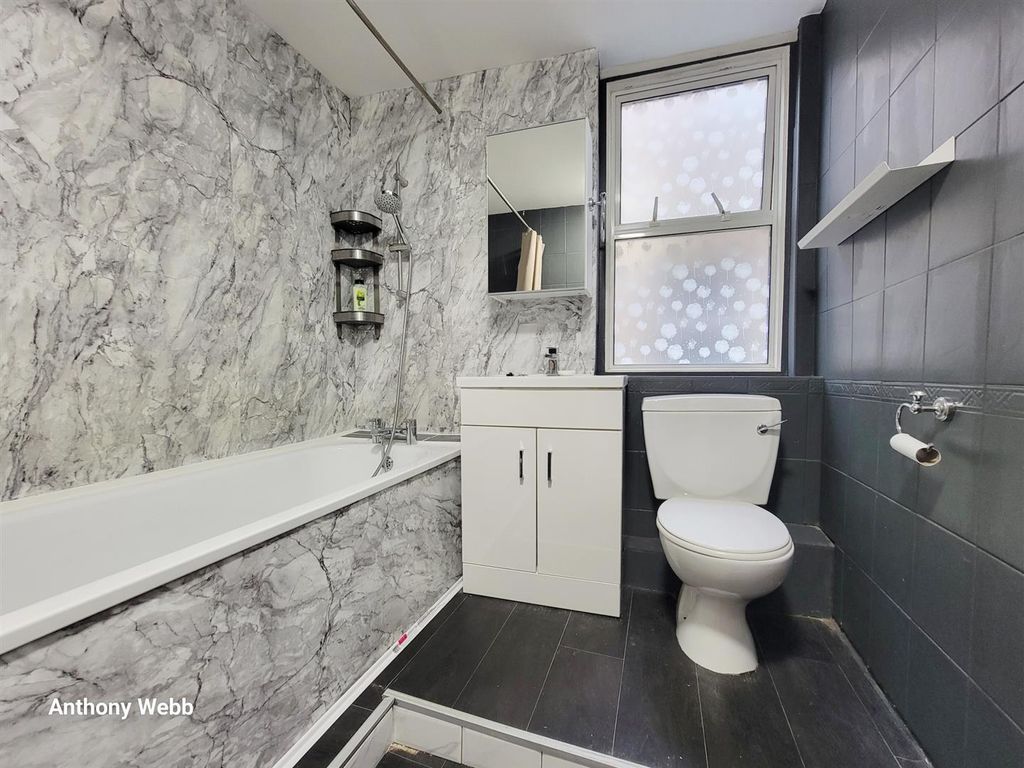 Property photo 2 of 8 Bathroom