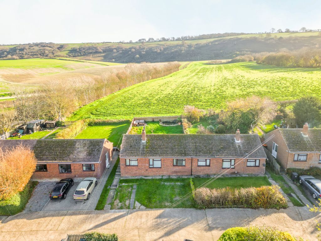 Property photo 1 of 17 Icknield Way Farm Cottages, Tring Road, Dunstable