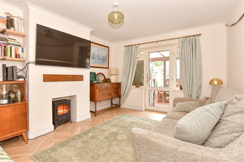 Property photo 3 of 14 Lounge