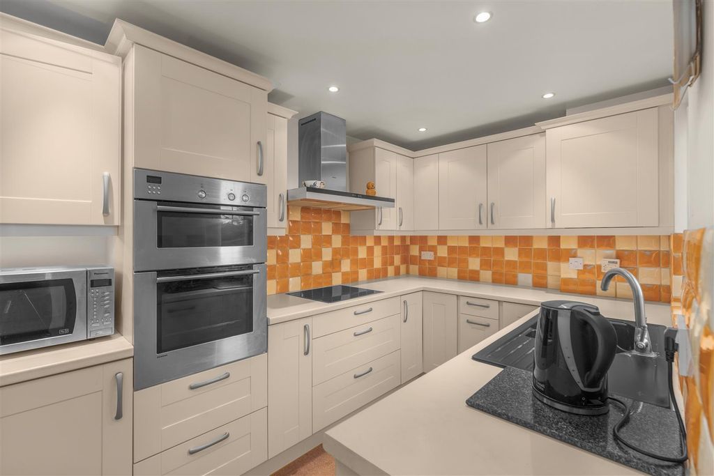 Property photo 3 of 17 4 Delapre Drive, Banbury-11.Jpg