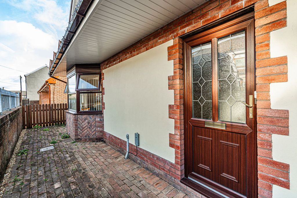 Property photo 3 of 33