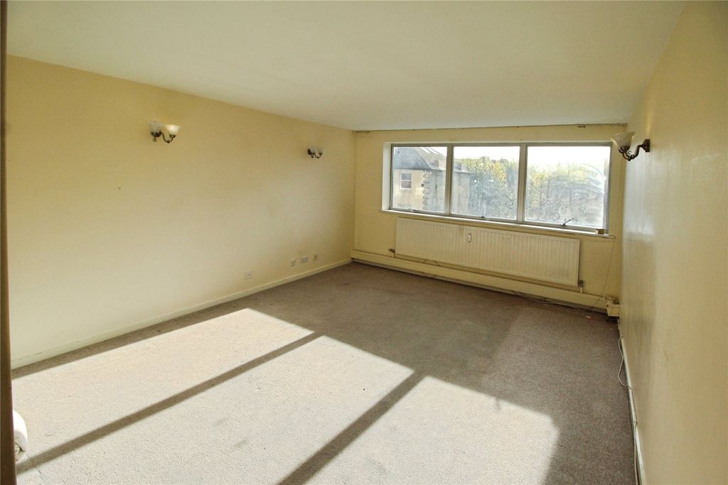 Property photo 3 of 10 Spacious Living Room