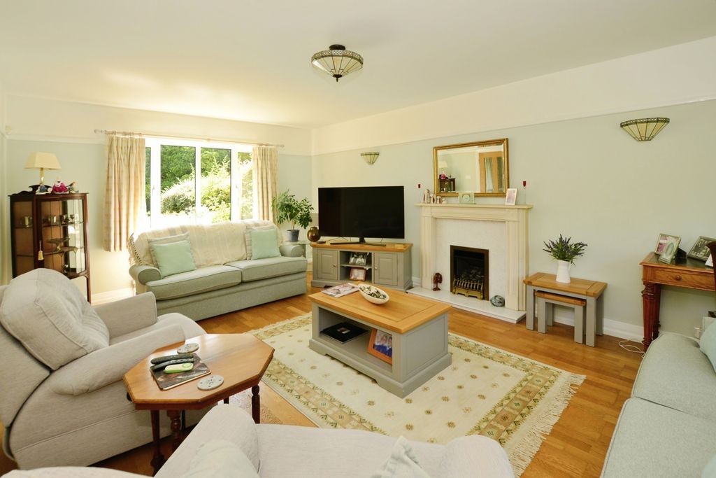 Property photo 3 of 17 Living Room