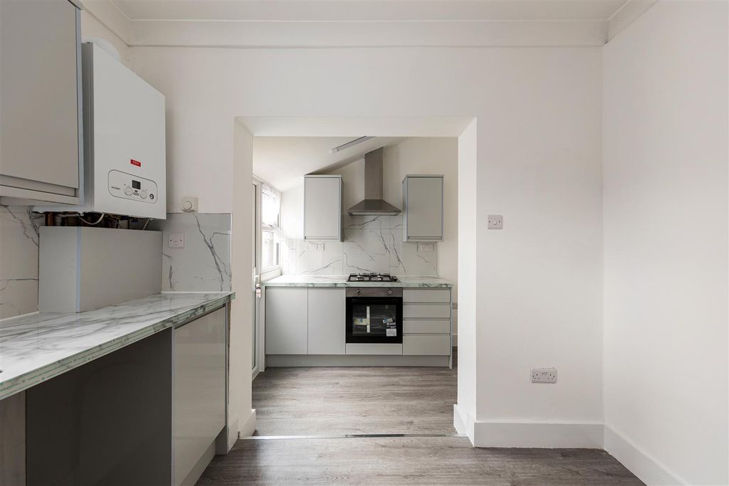 Property photo 2 of 13 Green Street E7