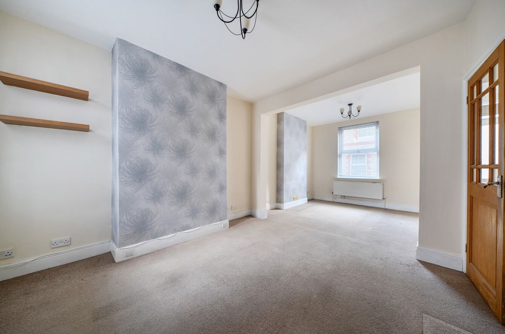 Property photo 2 of 18 2 - 1388756-15-69492E...