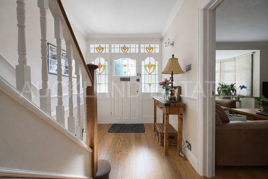 Property photo 3 of 28 Image00008