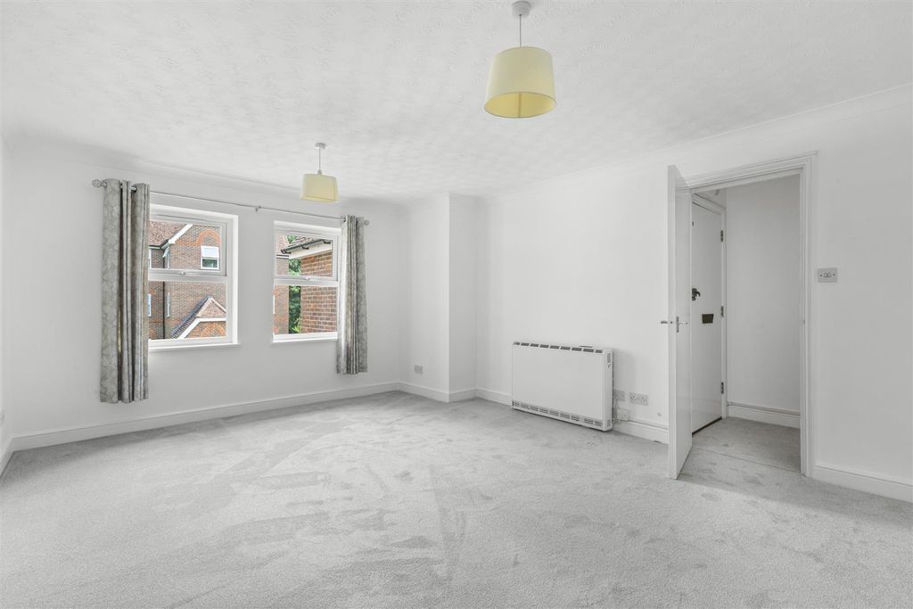 Property photo 3 of 12 Glamis Court, Malmers Well Road-5.Jpg