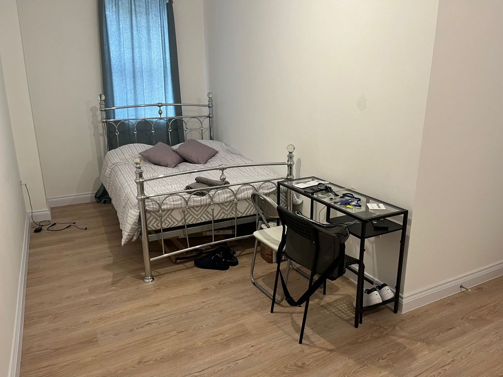 Property photo 2 of 12 Room 2- £615 Available Now