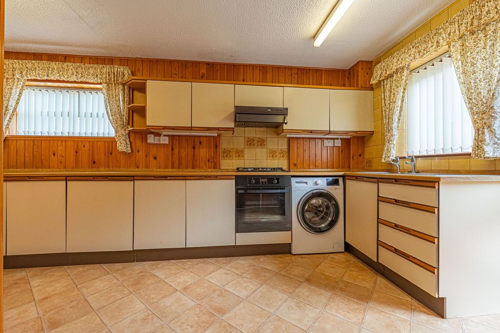 Property photo 2 of 26