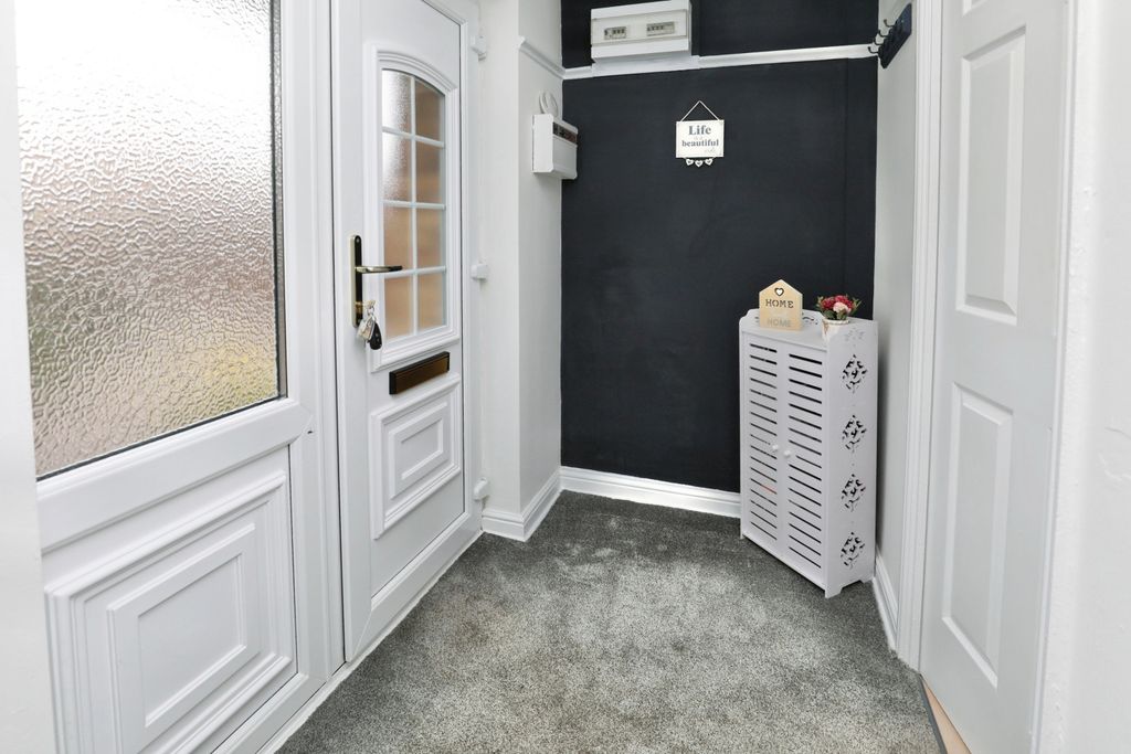 Property photo 2 of 14 Entrance Hall