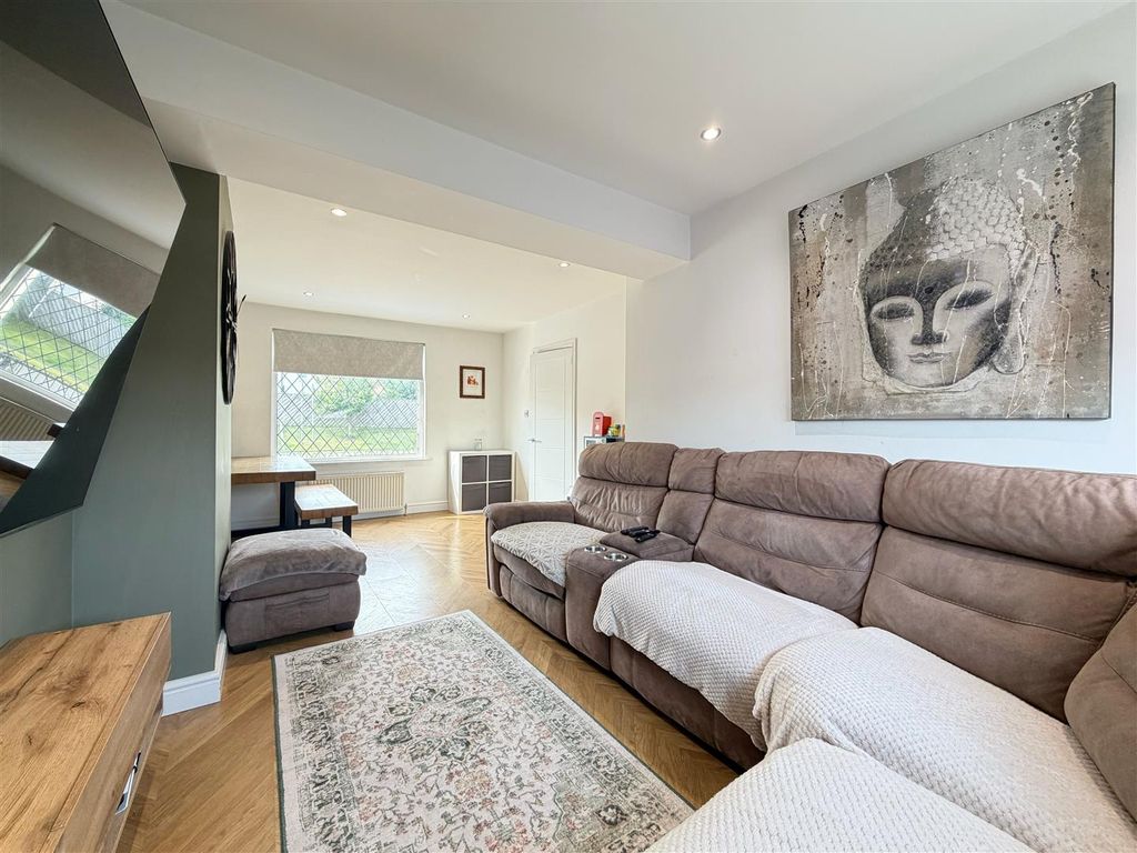Property photo 3 of 17 Lounge