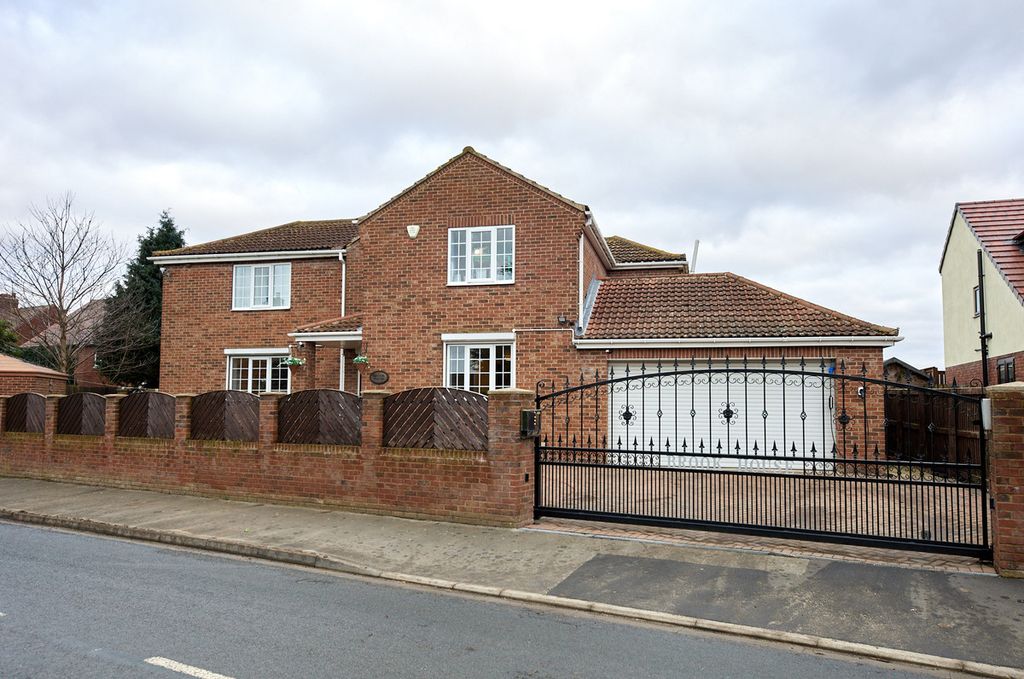 Property photo 2 of 35