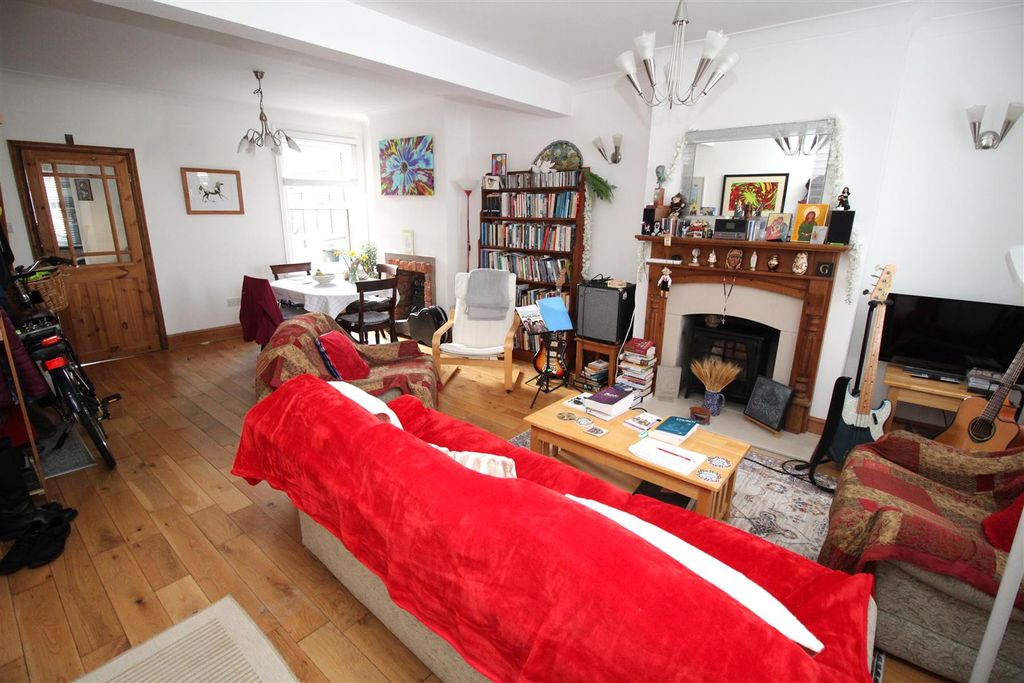 Property photo 3 of 14 Lounge 2.Jpg