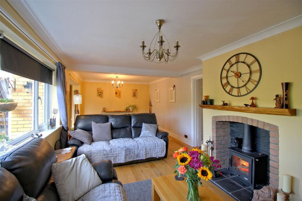 Property photo 2 of 38 Lounge