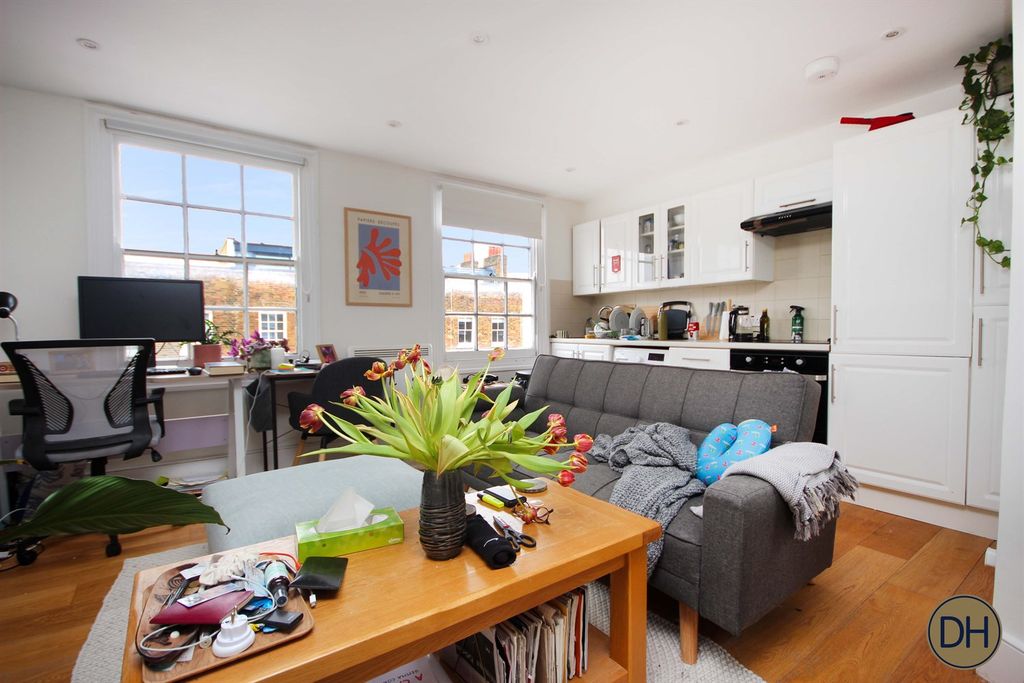 Property photo 2 of 5 St Peter's Street
