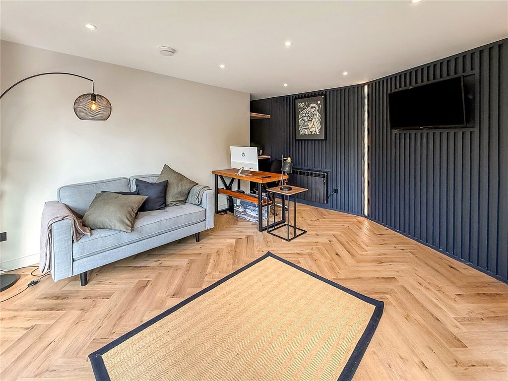 Property photo 3 of 16 Picture No. 10