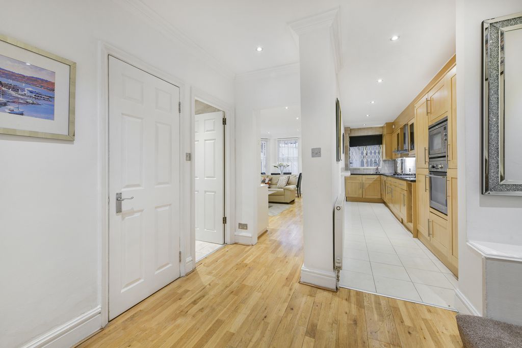 Property photo 3 of 11