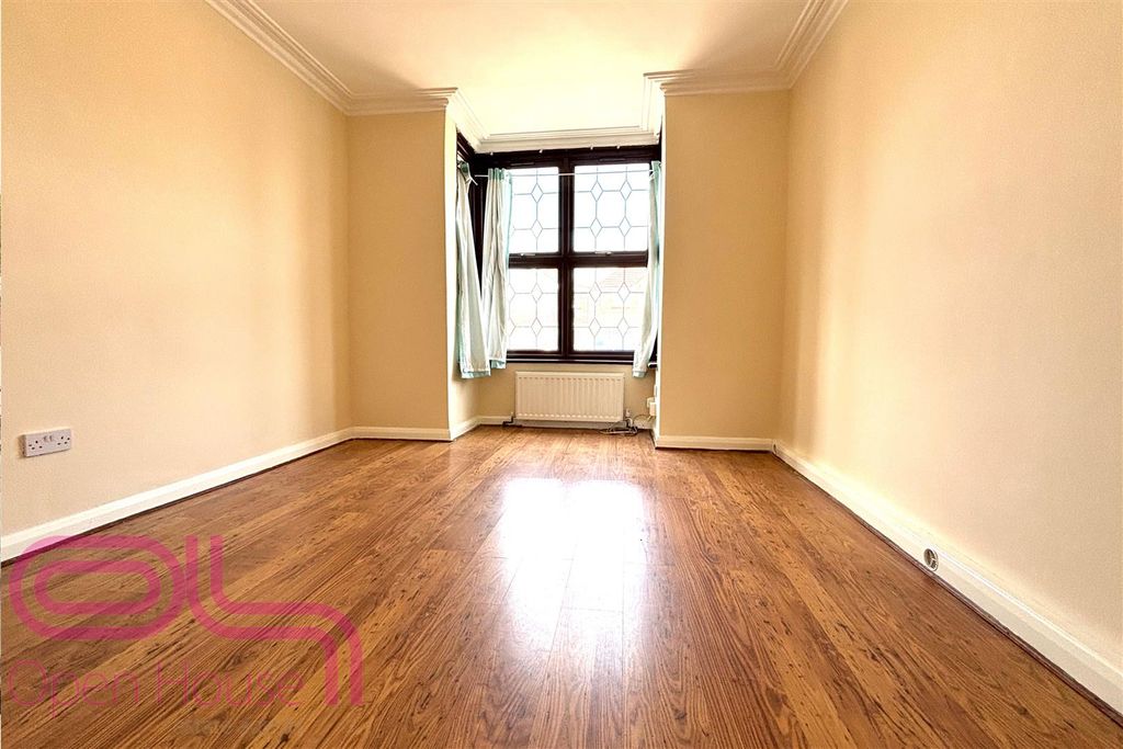 Property photo 3 of 14 Hanworth Road Front Reception 1Of3.Jpg