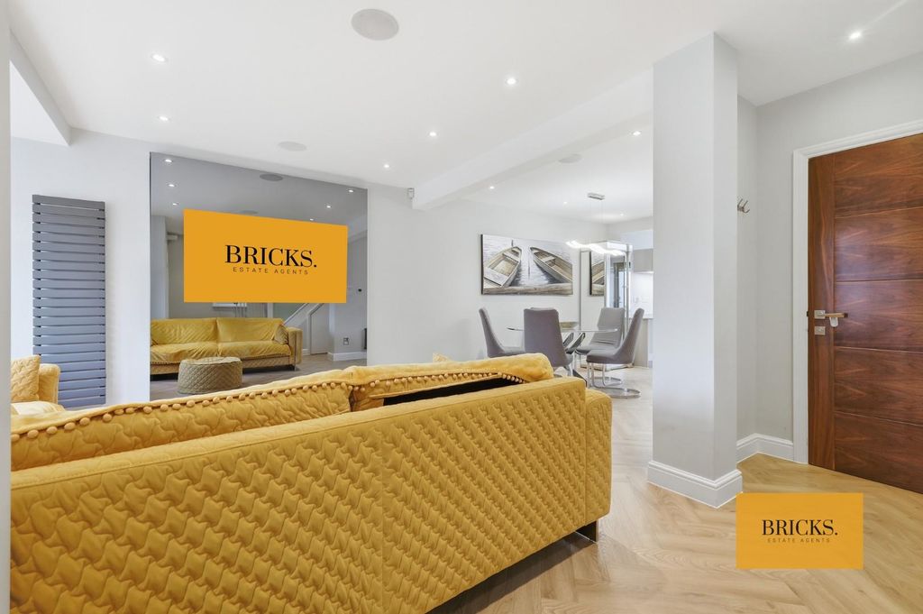 Property photo 2 of 23