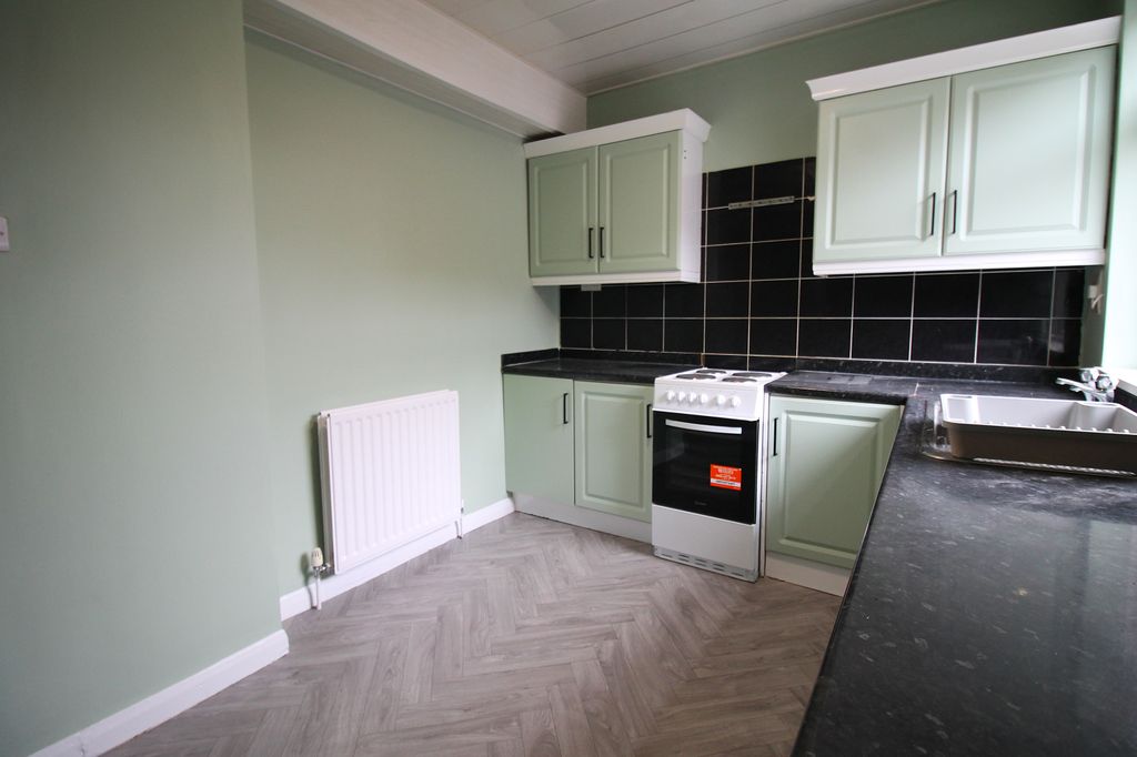 Property photo 3 of 11 Kitchen (2)