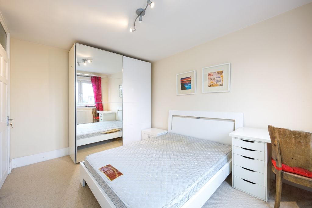 Property photo 3 of 8 Walkinshaw Court ...