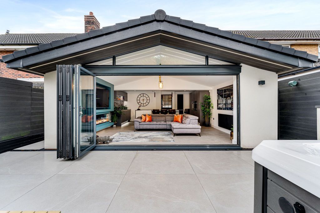 Property photo 3 of 46 Photograph 82