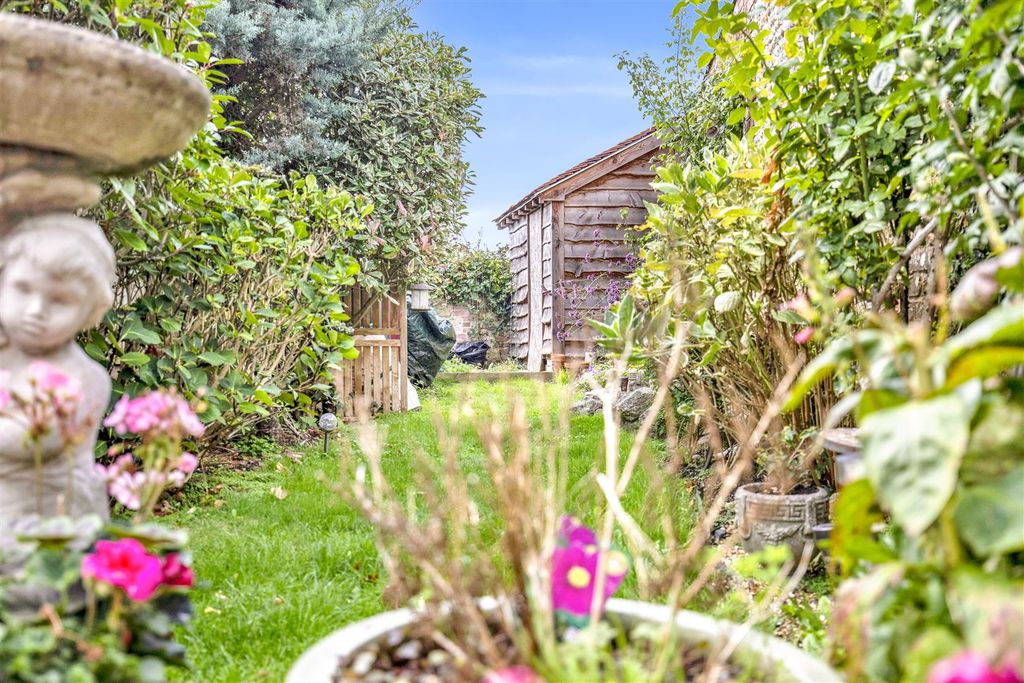 Property photo 3 of 33 Garden