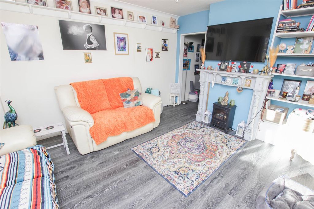 Property photo 3 of 16 Lounge