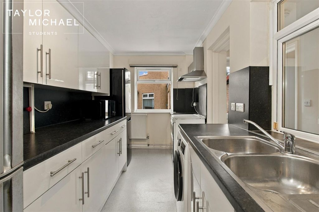 Property photo 1 of 22 Kitchen