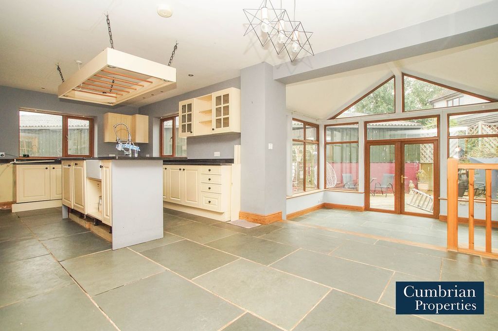 Property photo 2 of 30 Open-Plan Kitchen &amp; Sunroom