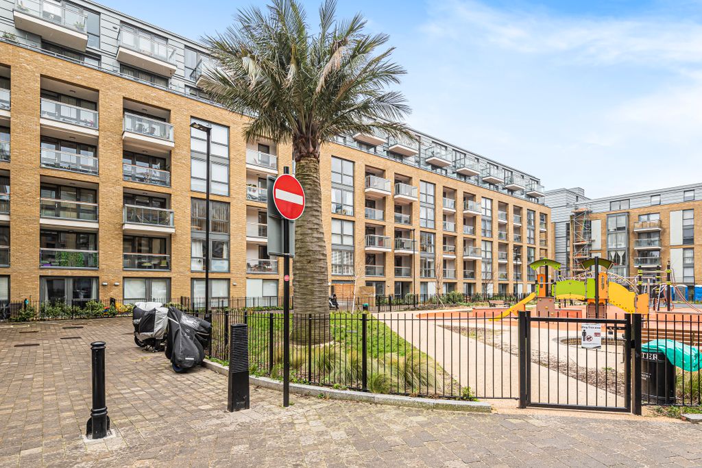 Property photo 1 of 8 698556 (1)