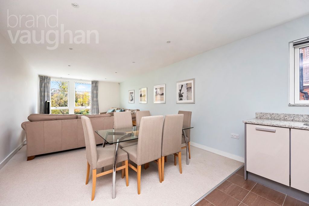 Property photo 2 of 27 Picture No. 12