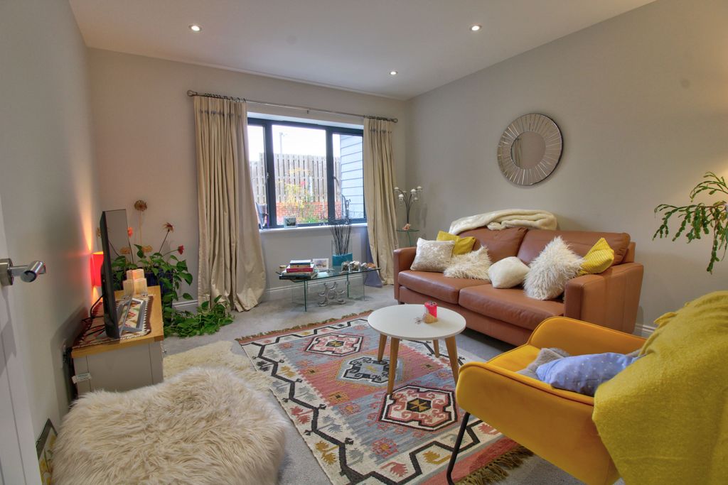 Property photo 3 of 11 Lounge