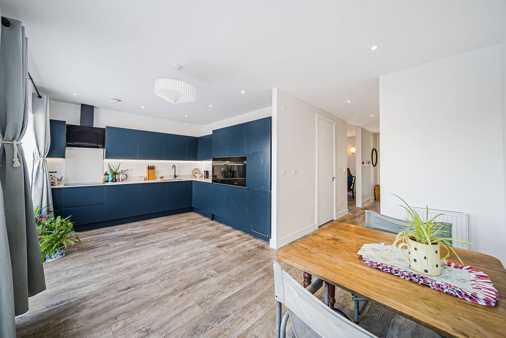 Property photo 3 of 46