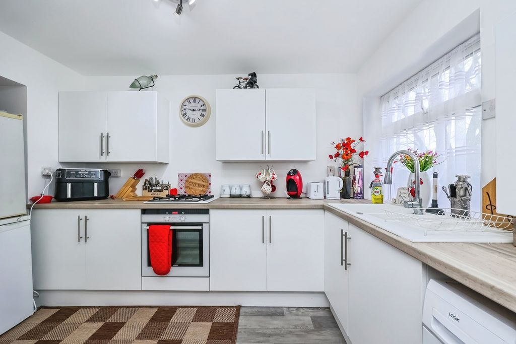 Property photo 2 of 16 Fitted Kitchen
