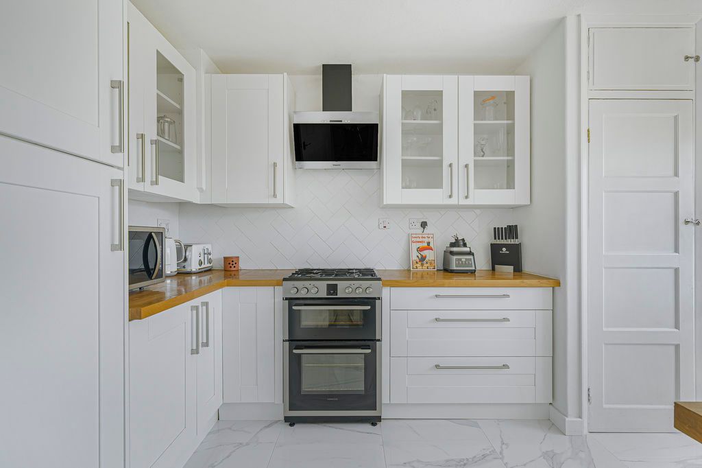 Property photo 3 of 12 Kitchen