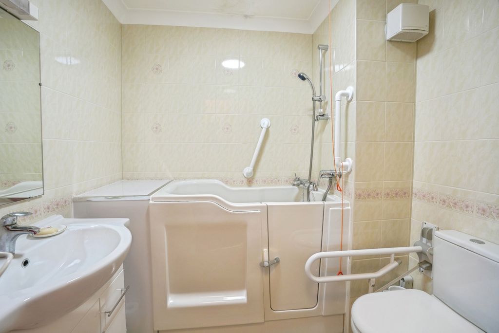 Property photo 2 of 10 Shower Room