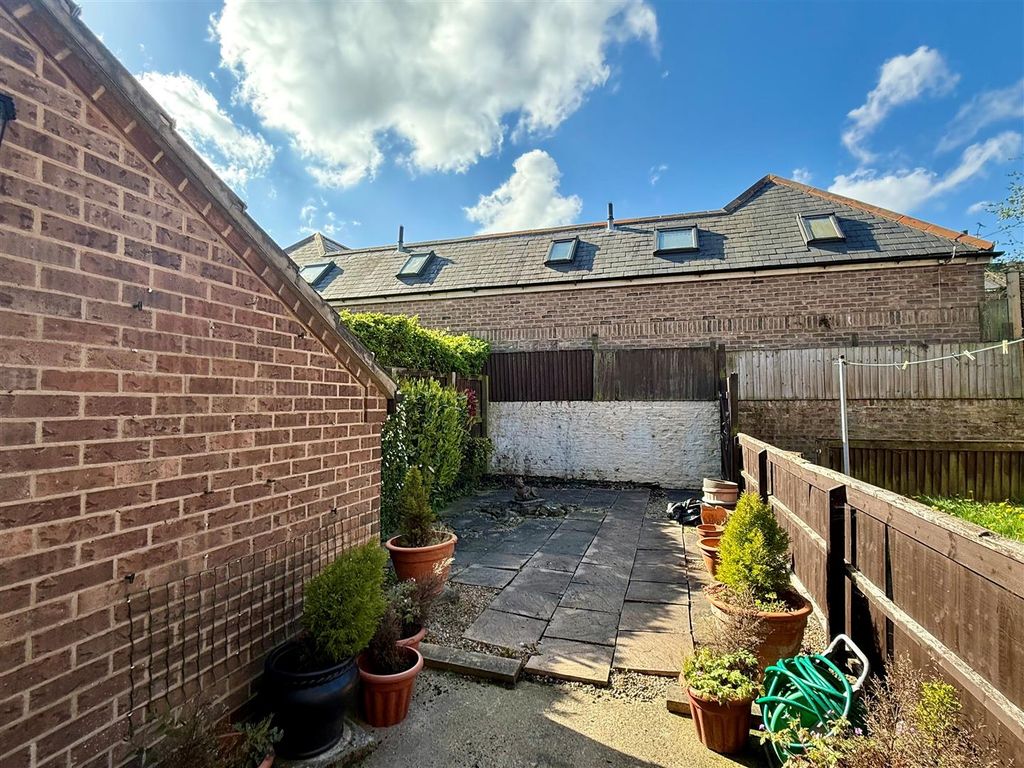 Property photo 3 of 11 Garden.Jpg