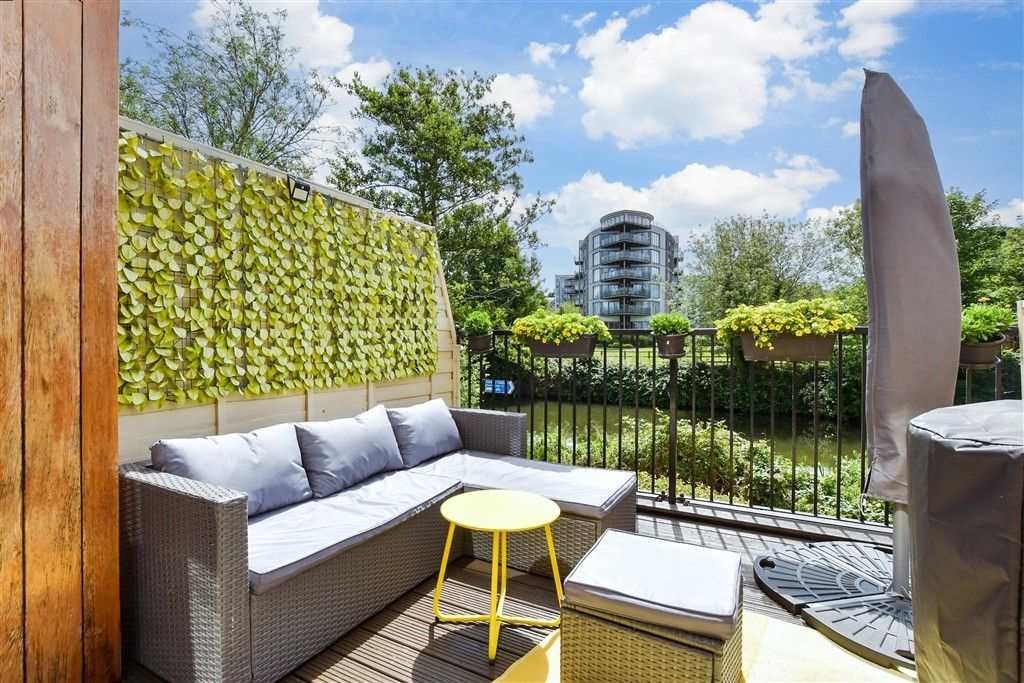 Property photo 2 of 17 Balcony / Terrace