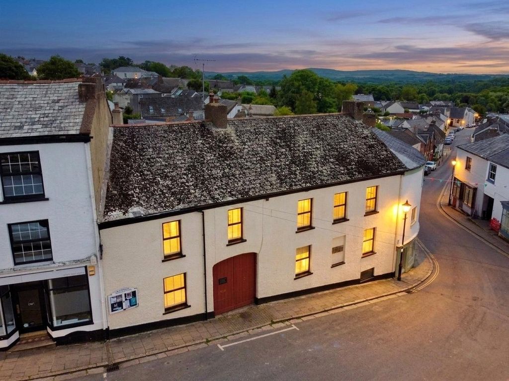 Property photo 1 of 29 8 Market Street