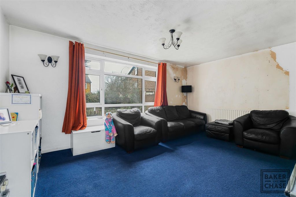 Property photo 3 of 19 Lounge