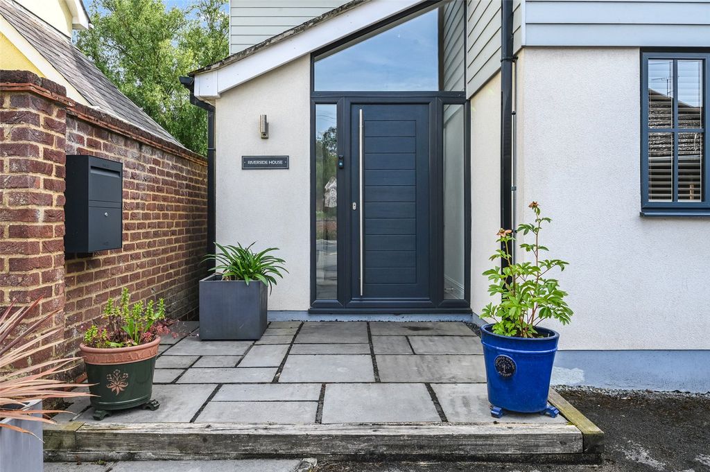 Property photo 2 of 19 Entrance