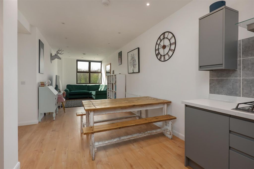 Property photo 1 of 16 Oystergate Apartments, Wraik Hill