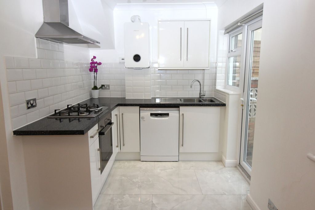 Property photo 2 of 18 Kitchen 1