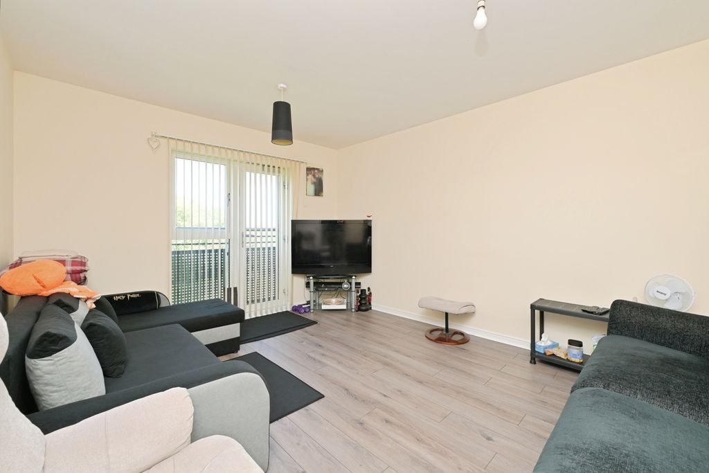 Property photo 3 of 14 Lounge