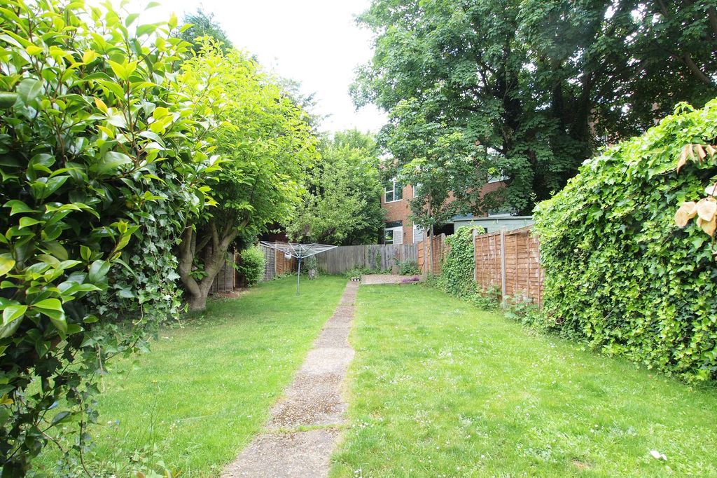 Property photo 3 of 18 Kingston Road, Ewell Village, Epsom, Surrey, Kt17 2Aa