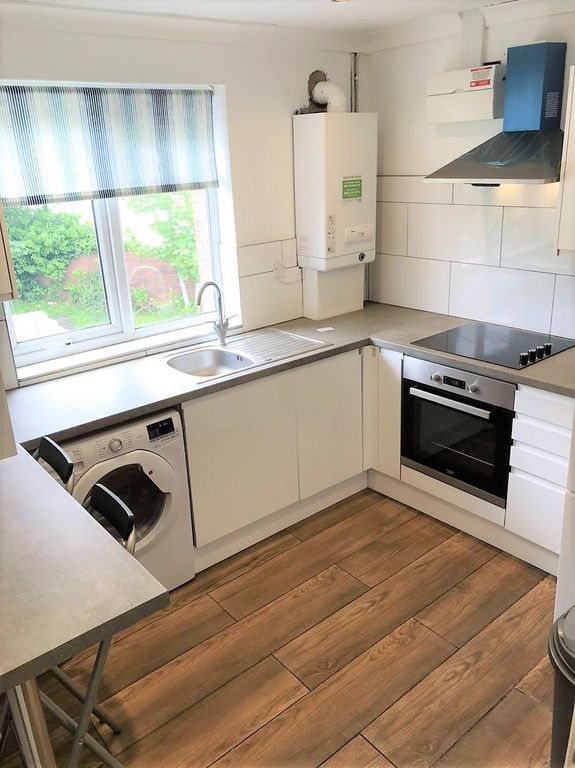 Property photo 1 of 6 Kitchen 2
