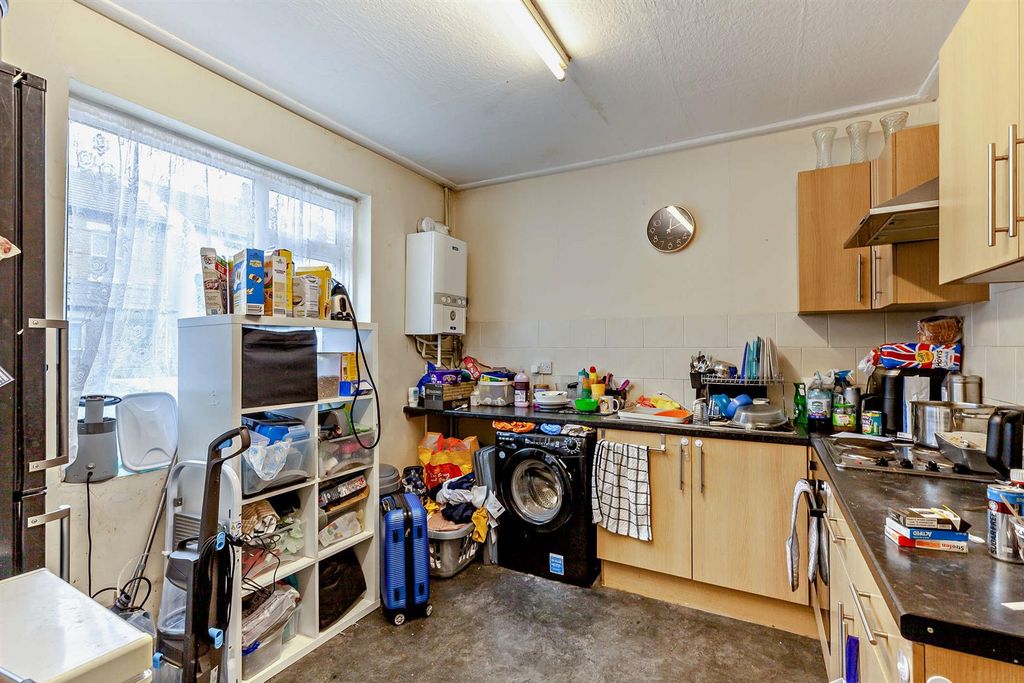 Property photo 2 of 4 8666964-Interior01-800.Jpg